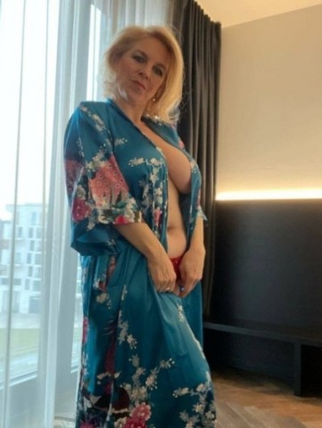 Jonge Oma wil weer iets er tussen krijgen