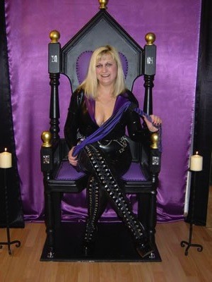 Zielig slaafje gezocht. Meesteres met ervaring!