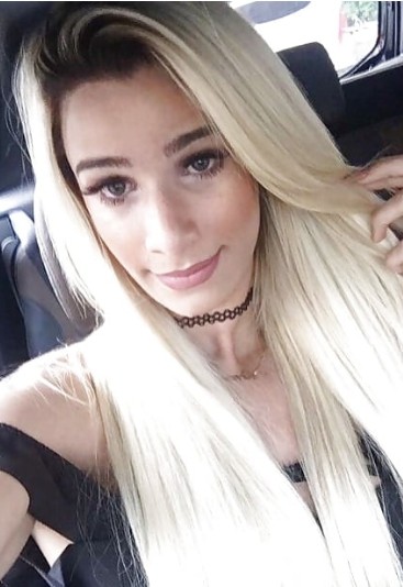 Blonde shemale met een grote lul en tieten