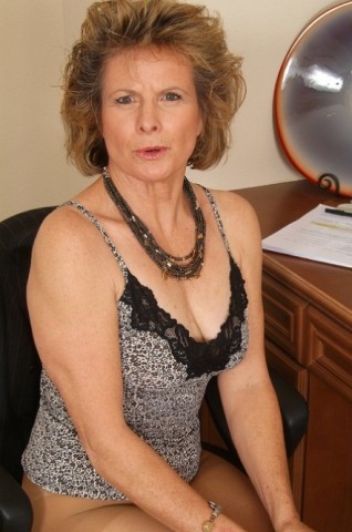 Leuke ouder vrouw zoekt een pleziertje.