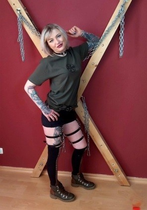 Meesteres met kruis zoekt een slaafje die durft.