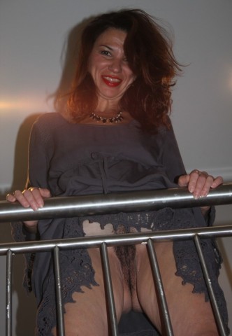 Sex met een behaarde rijpere vrouw