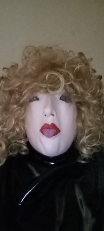 Travestiet Hoer zoekt Pooier.