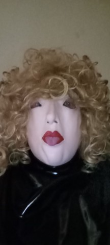 Travestiet Hoer zoekt Pooier.