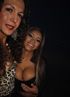 2 Stoute shemales zoeken een extra seksmaatje