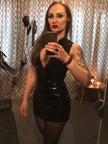 Meesteres Gertie heeft een pijnslaaf ter beschikking