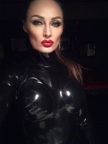 Meesteres Gertie heeft een pijnslaaf ter beschikking