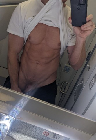 Wie durft er lekker boven op mijn geile paal te klimmen?