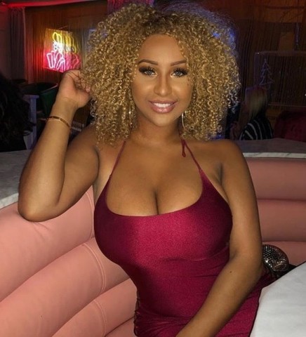 Oproep aan alle leuke mannen, wie wil daten met Jasmine?