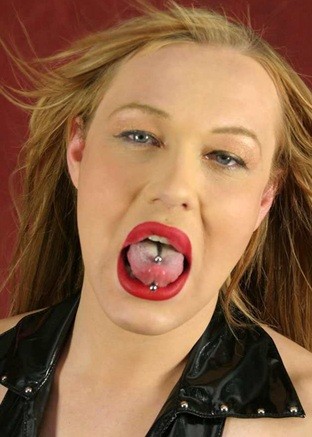 Shemale Meesteres is op zoek naar een onderdanige man