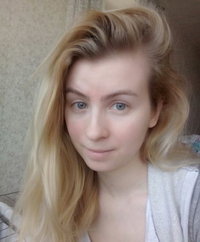 Rustige vrouw met een open blik op zoek naar oprechte connectie