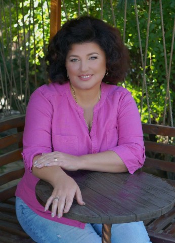 Zelfverzekerde vrouw die het leven graag weer samen beleeft