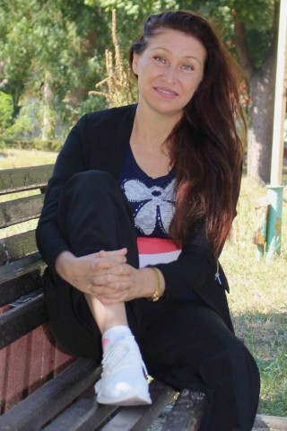 Vrouw die kiest voor rust, aandacht en oprechte interesse