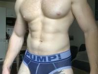 Vier vingers heb ik om in je kont te stoppen. 