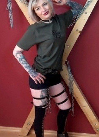 Meesteres met kruis zoekt een slaafje die durft.