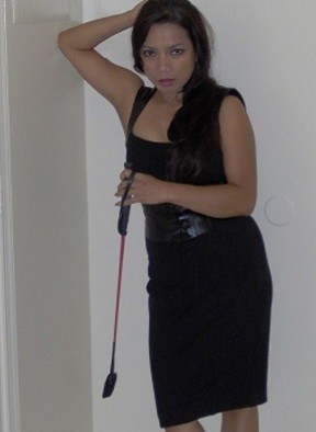 Meesteres in wording zoekt een onderdanige slaaf