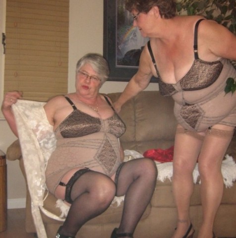 Deze twee buurvrouwen zoeken een man in ons midden.