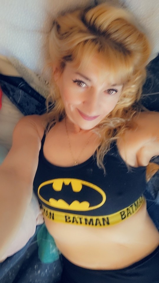 Batwoman zoekt haar Batman voor uren plezier in bed!