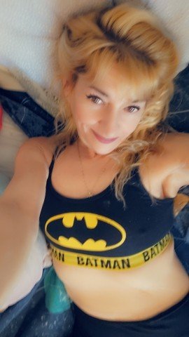 Batwoman zoekt haar Batman voor uren plezier in bed!