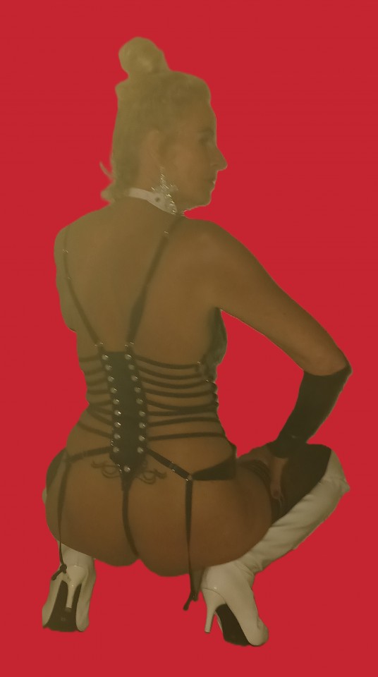 Man biedt zijn mooi blonde slanke hoogbenige zeer geile milf aan