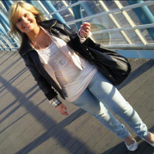 ben een blonde meid van 21 jaar die op zoek is naar een lekkere man