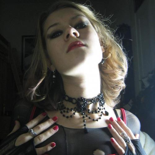 Mijn hobby is en gothic fashion en verder lees in nu veel over wicca o