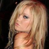 Leuke meid om te zien met inhoud! Blond, leuke lach, sprankelende ogen