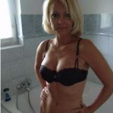 gezellig, sociaal,heel ondeugend en ik hou heel van humor, eerlijk zij