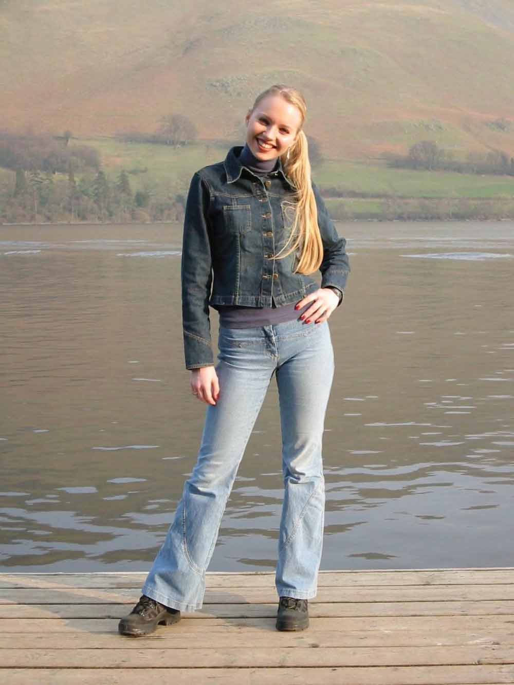 Naakte huishoudster biedt zich aan, gratis