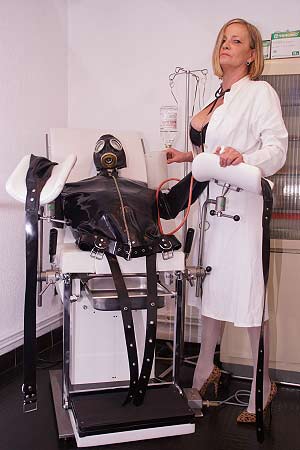 dominante verpleegster zoekt slaafje om medische spelletjes mee te spe