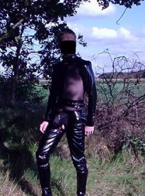 Voorkeur voor buitensex, dogging en ero fotografie.
