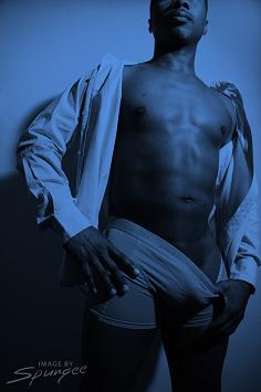 Mooie donkere man beschikbaar voor escort