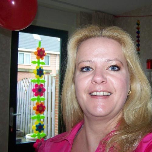 stoere blanke vrouw uit Rotterdam, zoek leuke mannen voor hete stoeipa