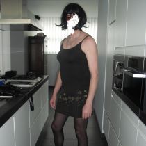 graag kleedik me als vrouw en ben bisexueel en voor veel in.